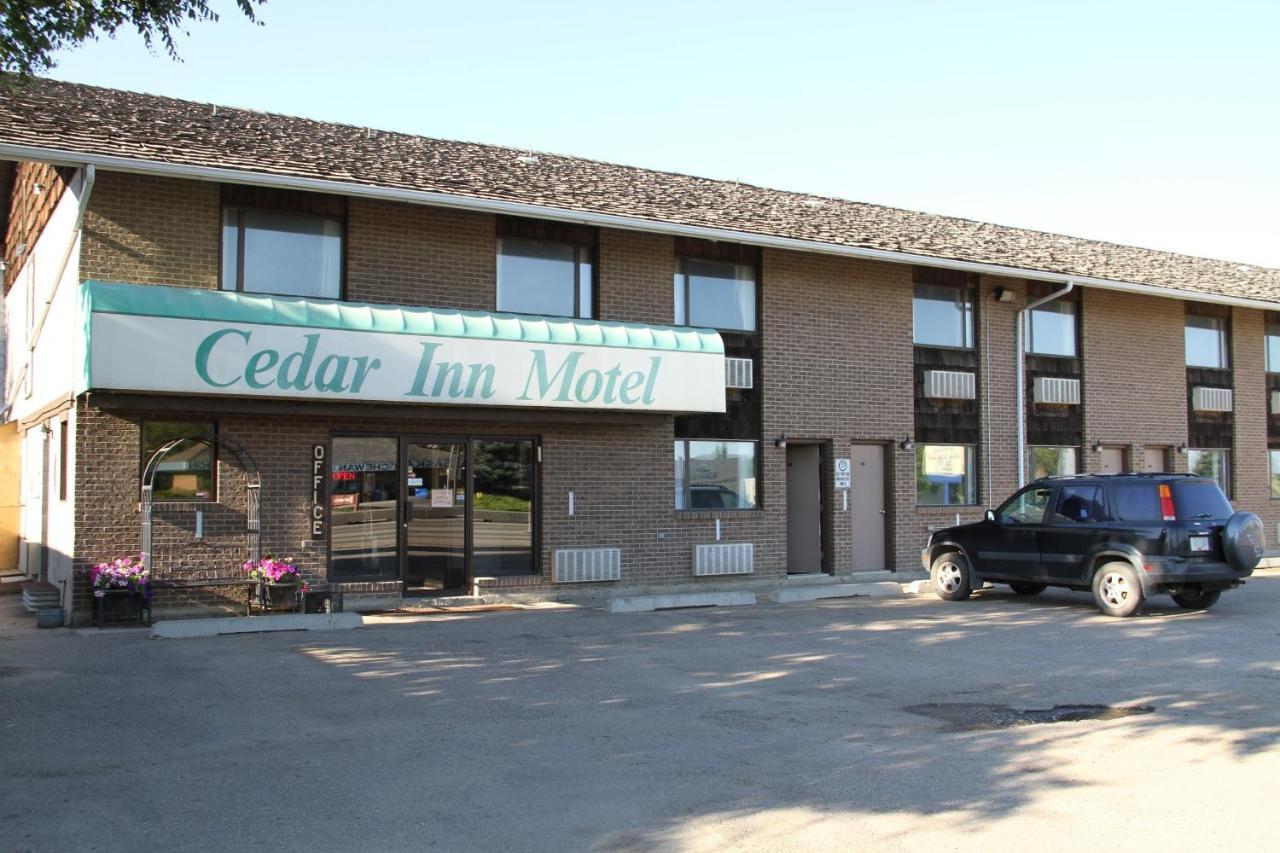 Cedar Inn Ллойдминстер Экстерьер фото